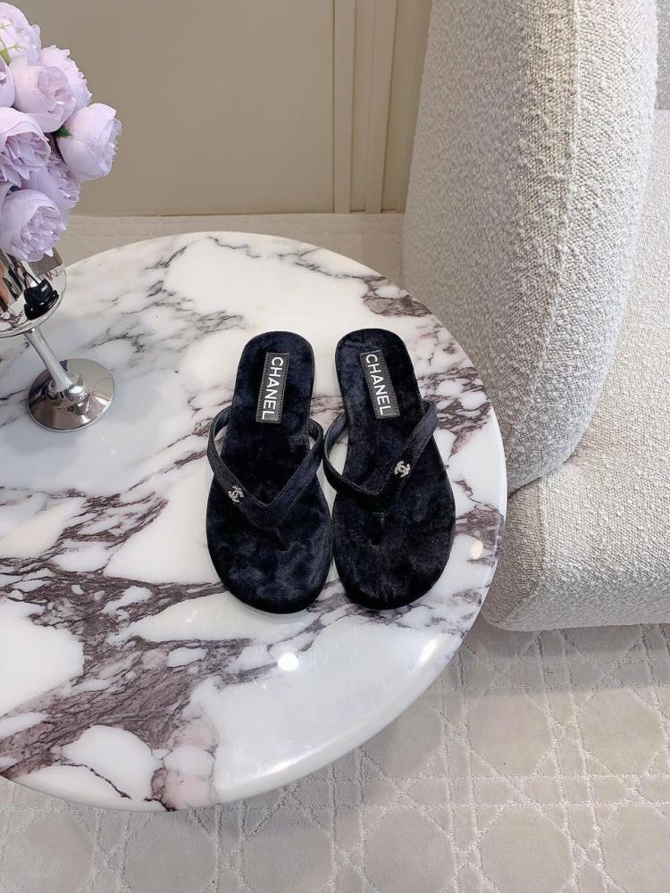 Velvet flip flops -سليبر مخمل من شانيل