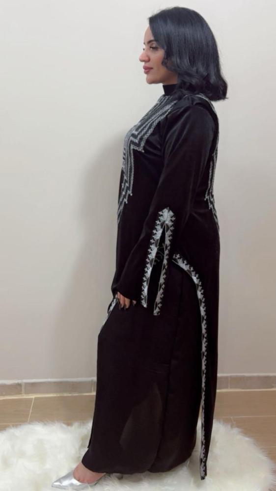 Abaya with rose-colored Asir velvet