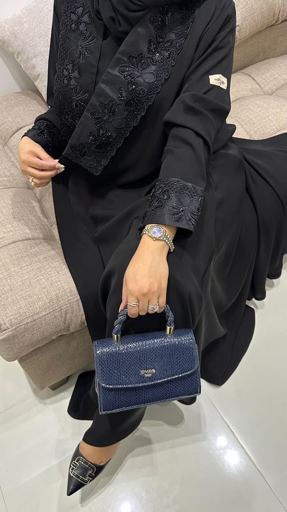 عباية النفل/ القماش كريب كوري ناعم طايح وسواد فاحم  من امام وعلى الأكمام شك اسود _ملاحظة بدون طرحة وبدون تعديل .