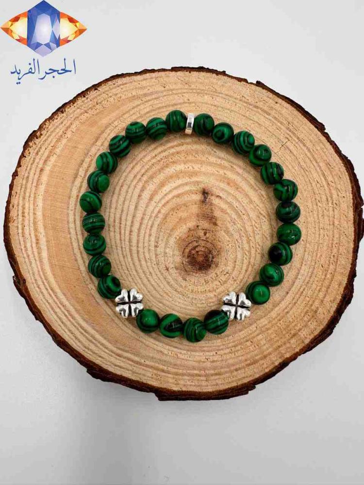 سوار حجر الملاكايت الطبيعي  مع إكسسوار فضي . .