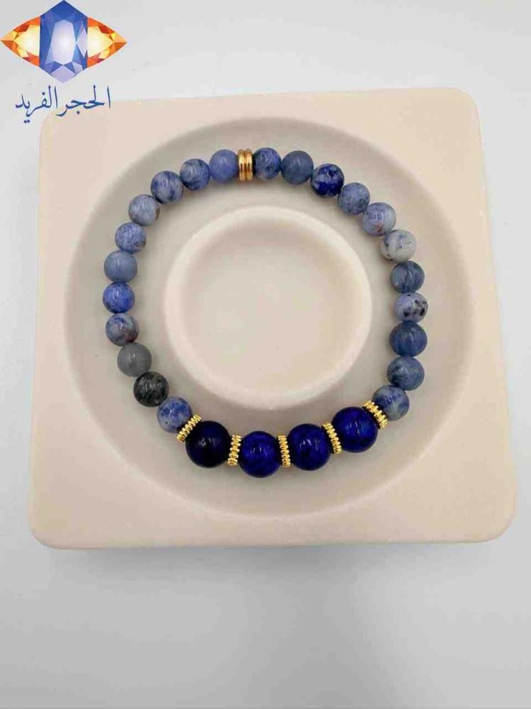 سوار حجر السودلايت الطبيعي الكريم وحجر اللازورد الطبيعي الكريم مع الإكسسوار الذهبي .