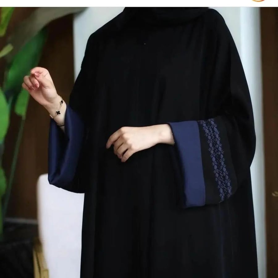 عبايا عمليه بتطريز في الاكمام