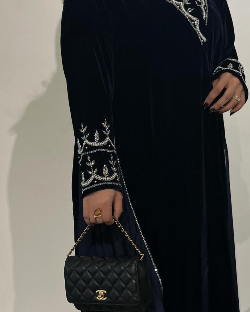 عباية مخمل باللون الكحلي