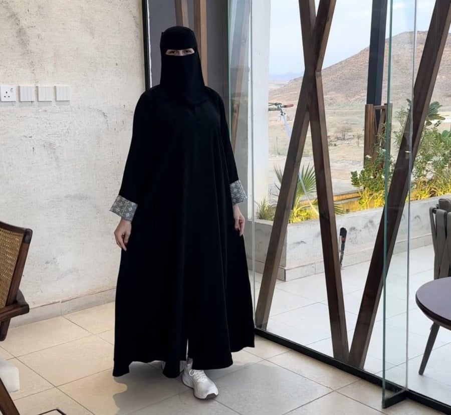 عبايات نقش في الاكمام