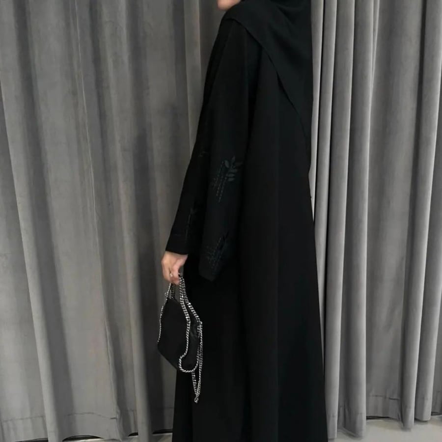 عبايا صيفيه تطريز باللون الاسود