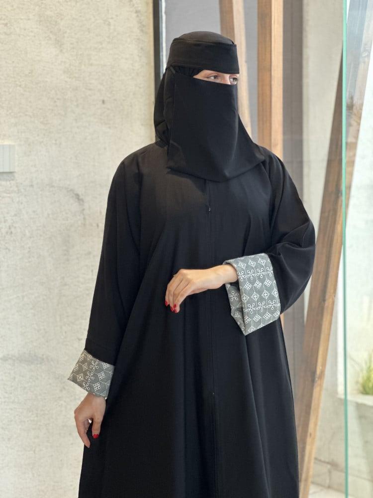 عبايات نقش في الاكمام