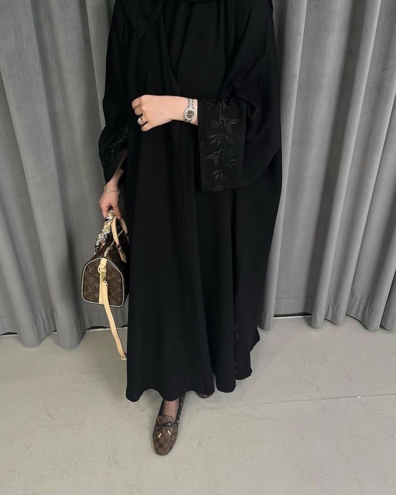 عبايا صيفيه تطريز باللون الاسود