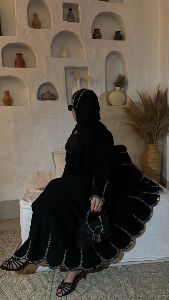 عباية مناسبات عليها طلب