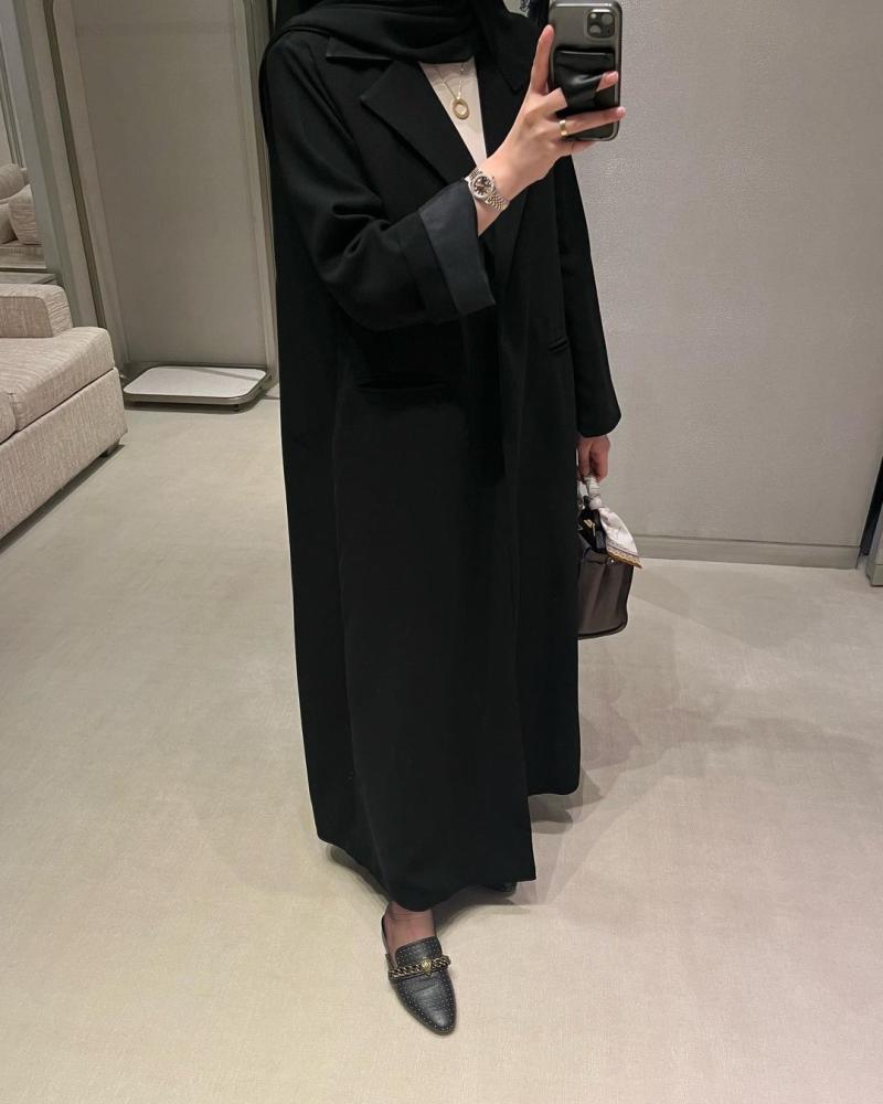 An appropriate abaya for work.