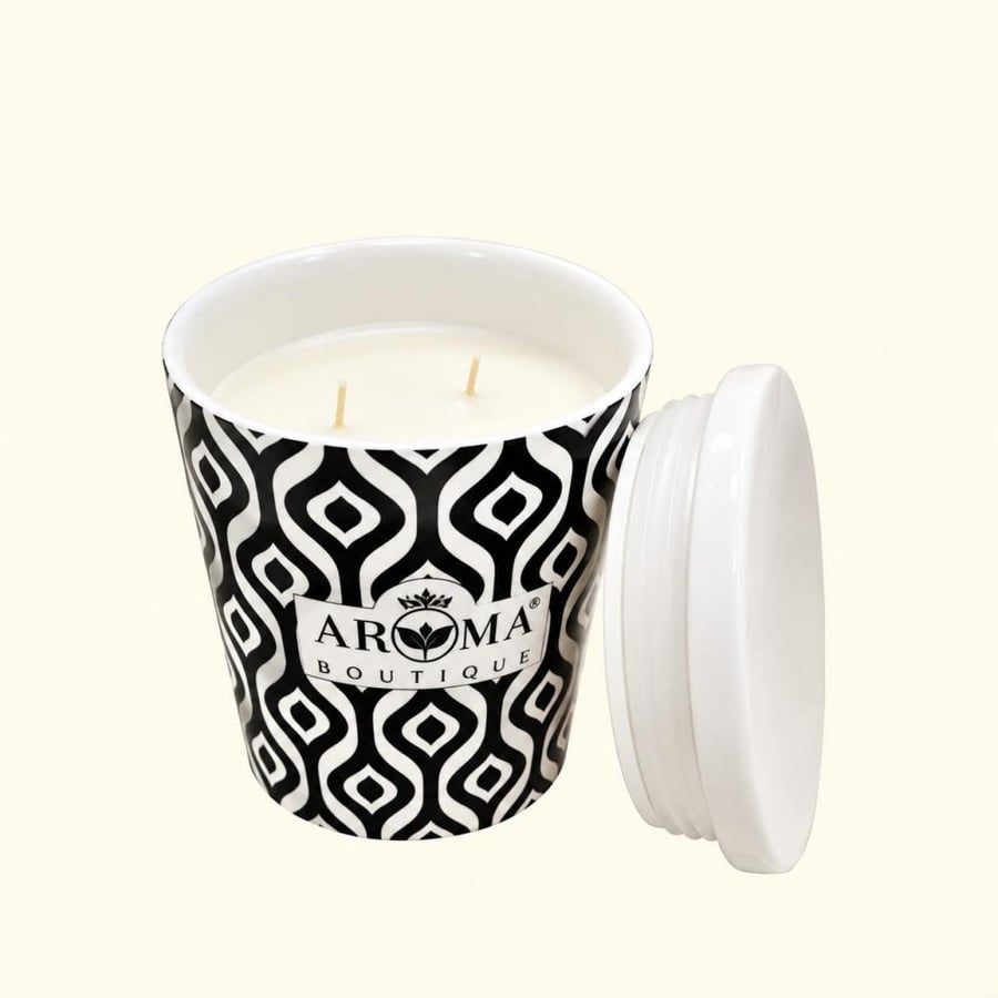 شمعة معطرة فاخرة من أروما بوتيك ب 3 فتيل(Aroma Boutique) – بنفحات الفلفل الأسود والياسمين مع وعاء سيراميك وغطاء