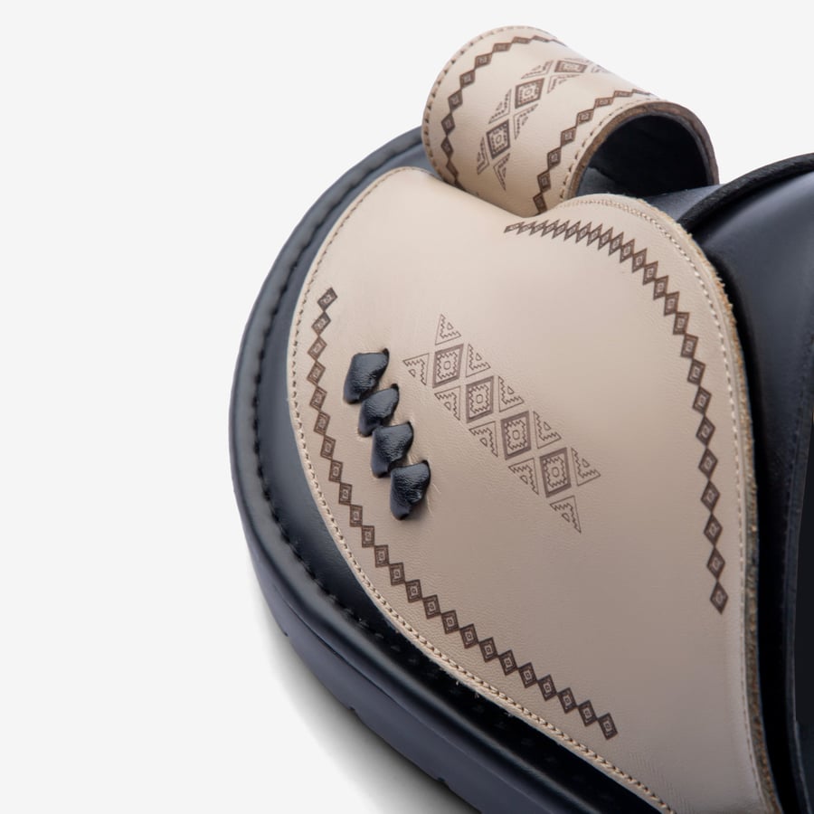 Luxury Italian oriental shoe with beige and black embroidered design