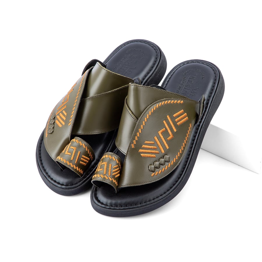 Eastern Italian oil-colored embroidered shoes