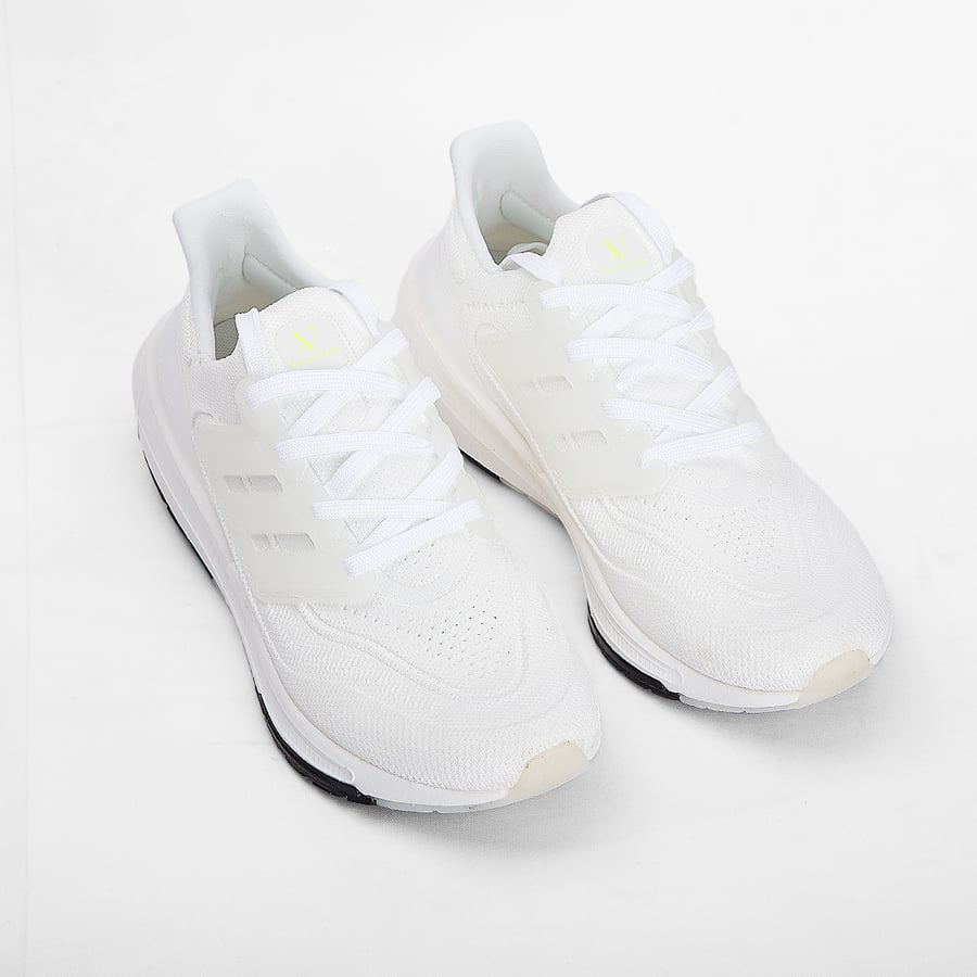 Comfortable white athletic shoe for running and gym