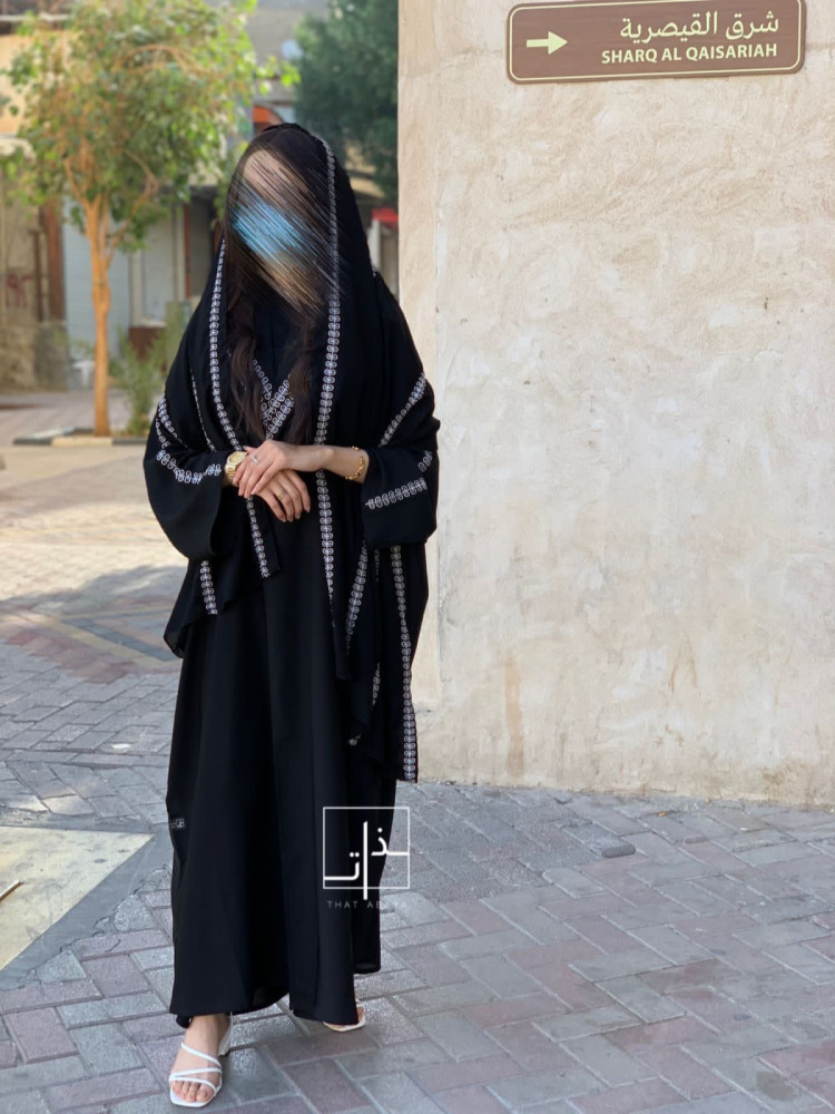 عبايه مزينة بتطريز ابيض و ياقة #221