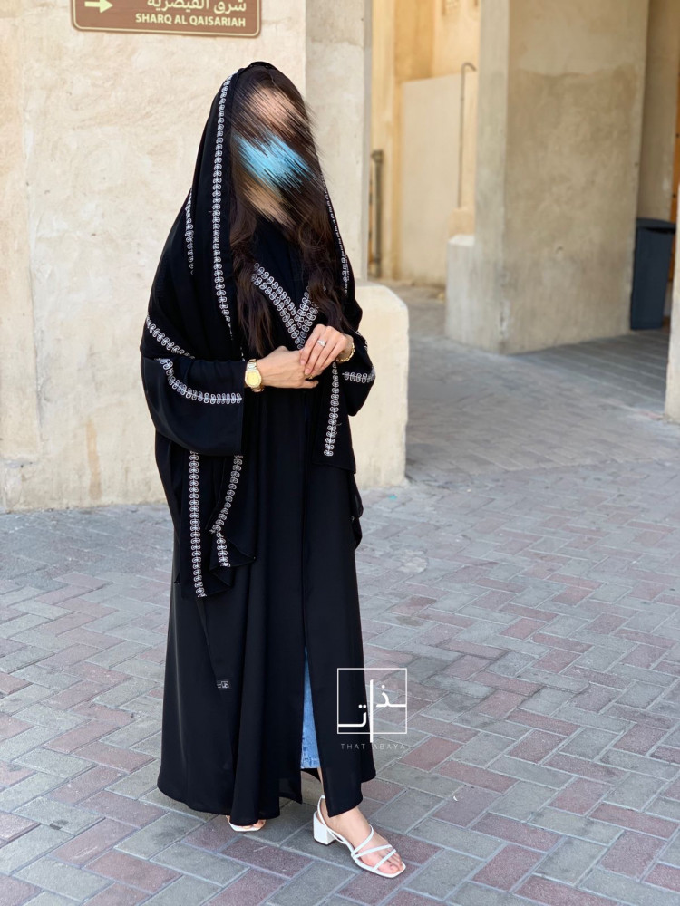 عبايه مزينة بتطريز ابيض و ياقة #221