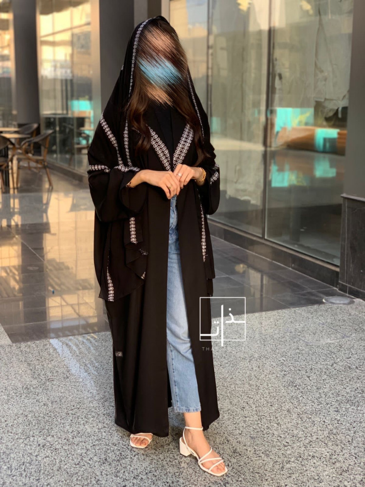 عبايه مزينة بتطريز ابيض و ياقة #221