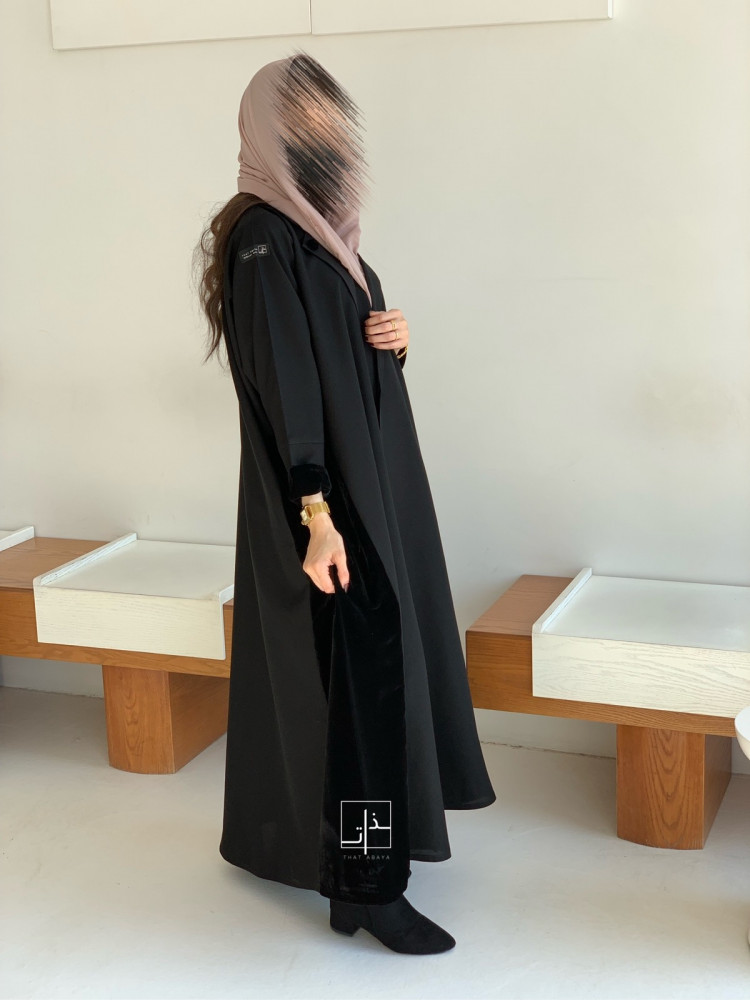 عبايه بكسرات مخمل من الجانبين #244