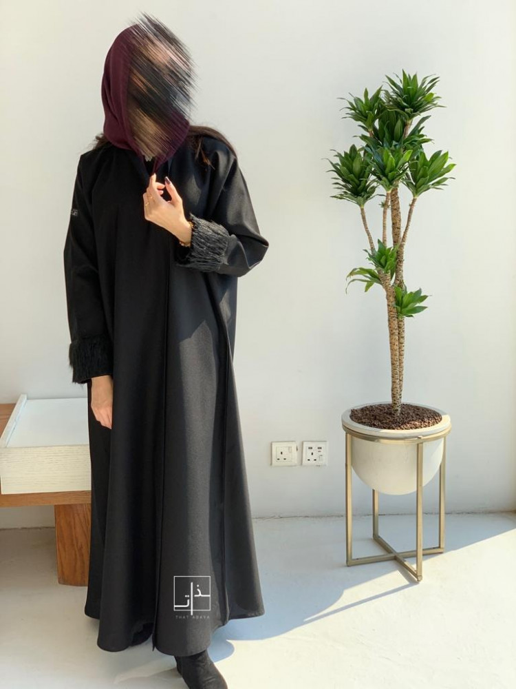 عباية سادة أنيقة بأكمام فرو #243