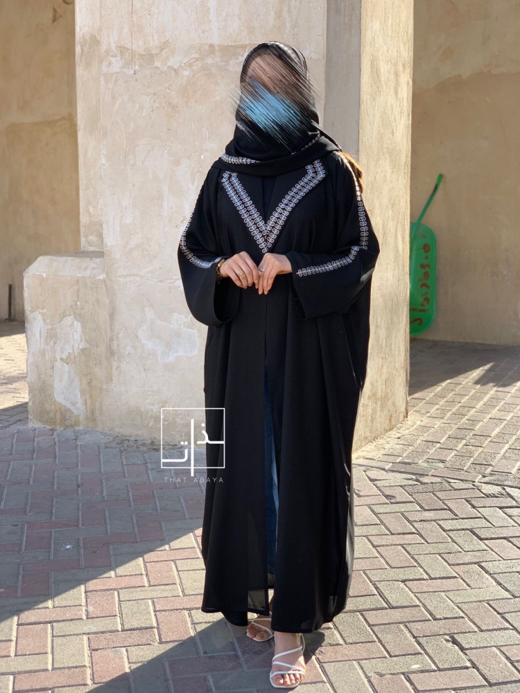 عبايه مزينة بتطريز ابيض و ياقة #221
