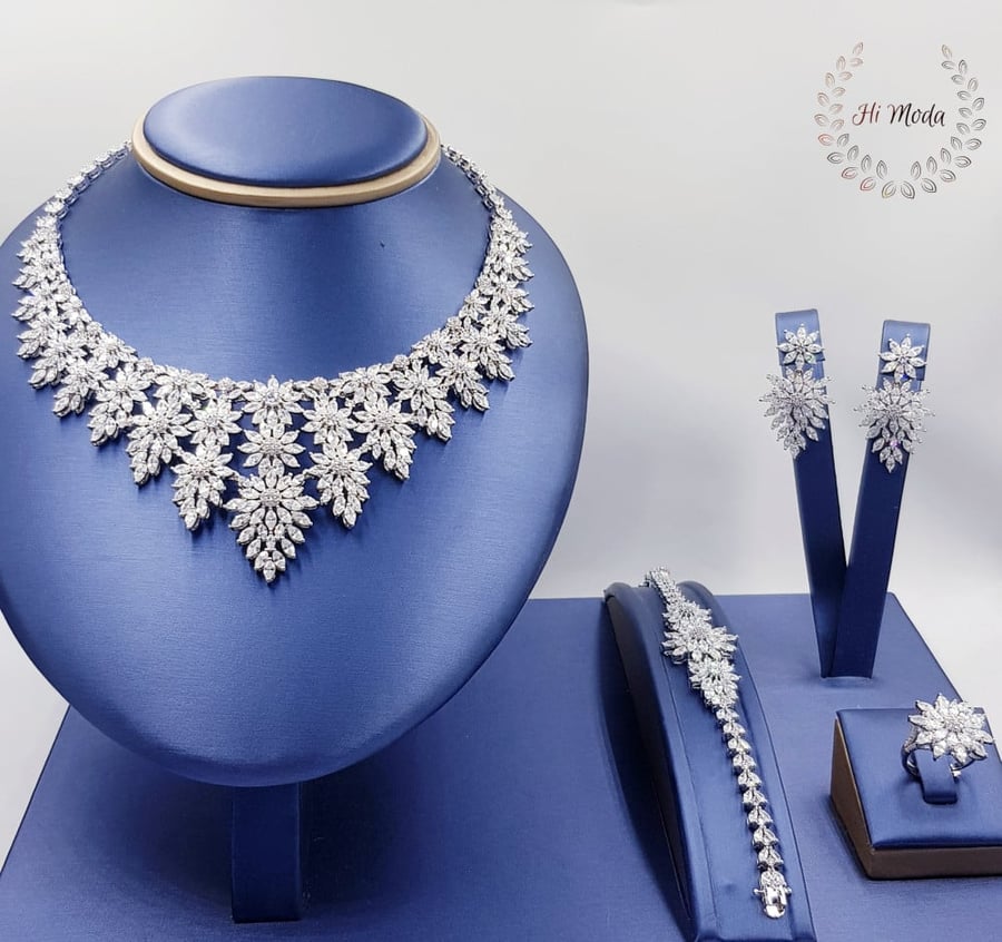 Very luxurious silver zircon occasion set