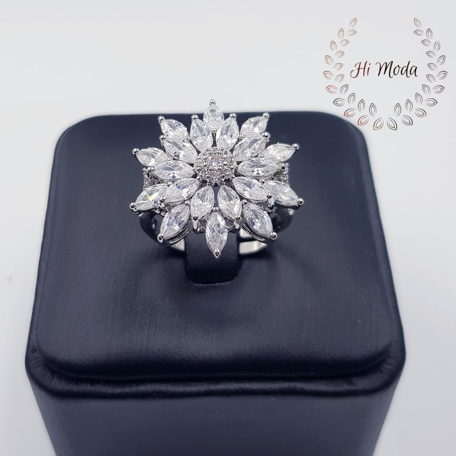 Very luxurious silver zircon occasion set