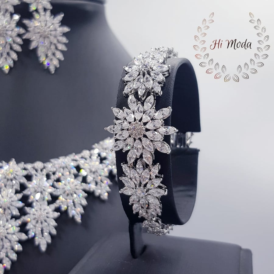 Very luxurious silver zircon occasion set
