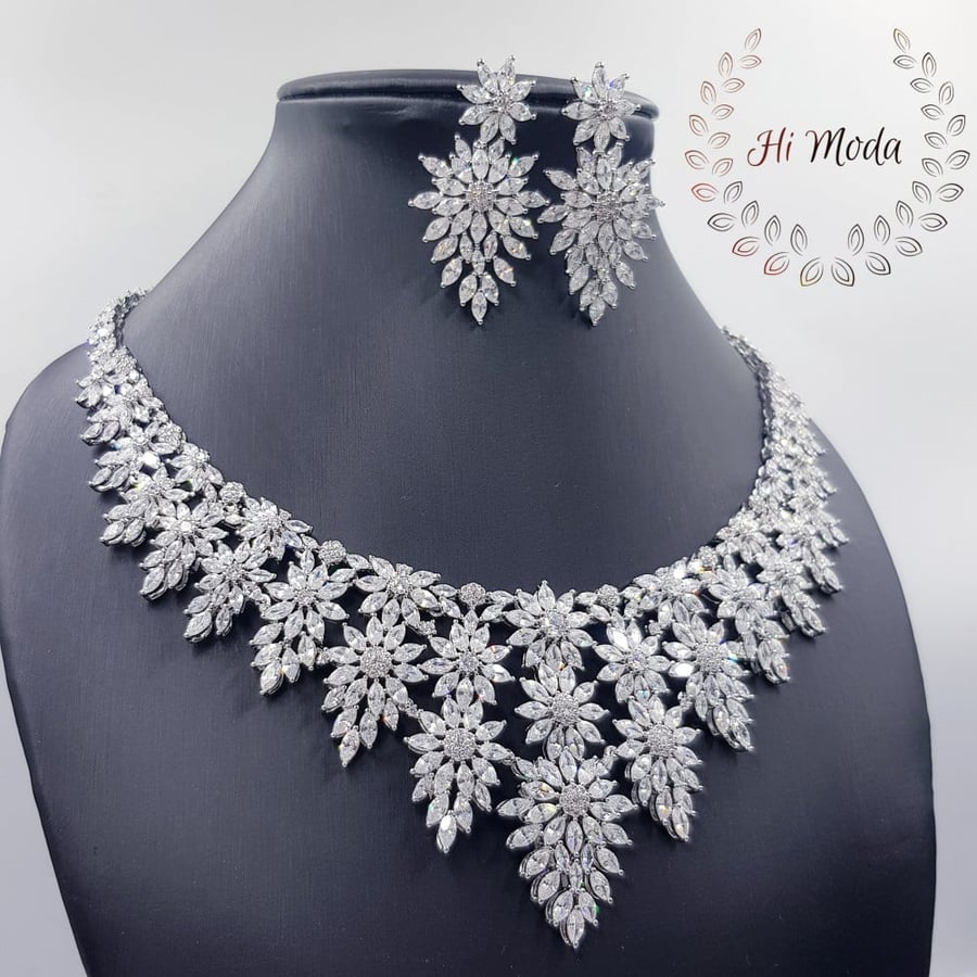 Very luxurious silver zircon occasion set