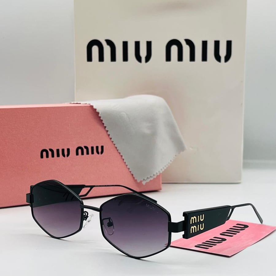 نظارة miu miu اسود