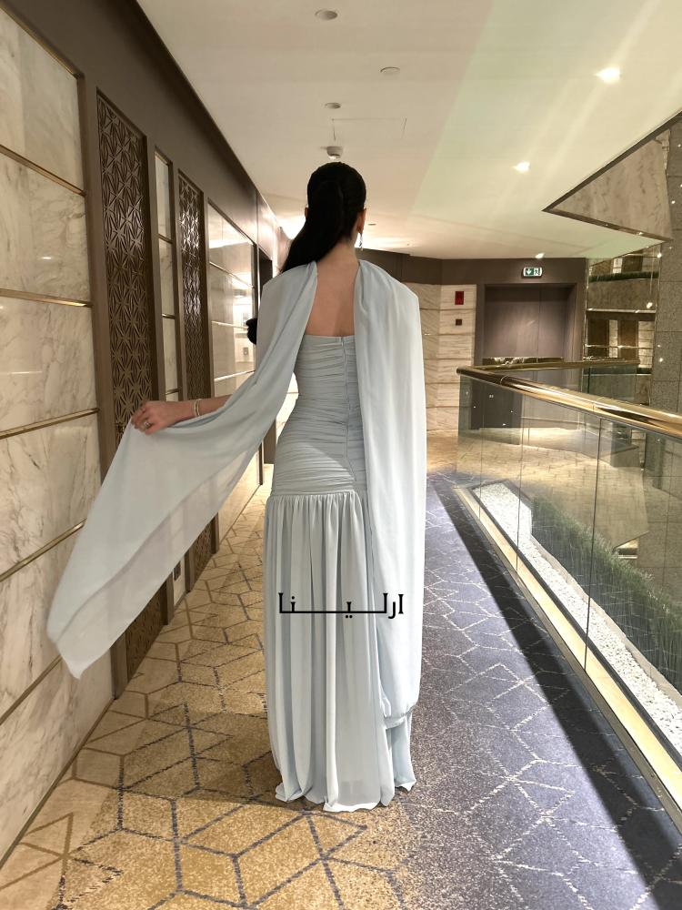 تصميم فستان لون سماوي فاتح مع سحاب.
