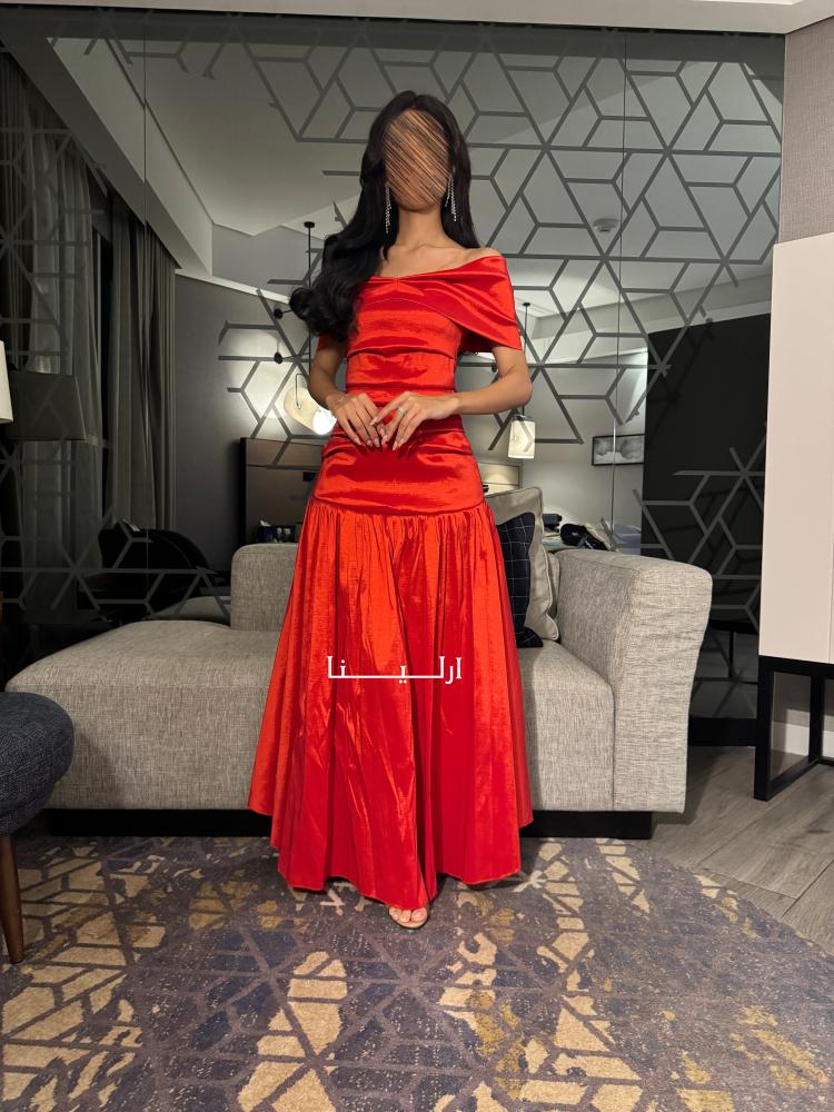 فستان احمر انيق بتصميم ناعم يضفي لمسة رقيقة ويبرز القوام بشكل جذاب ومم