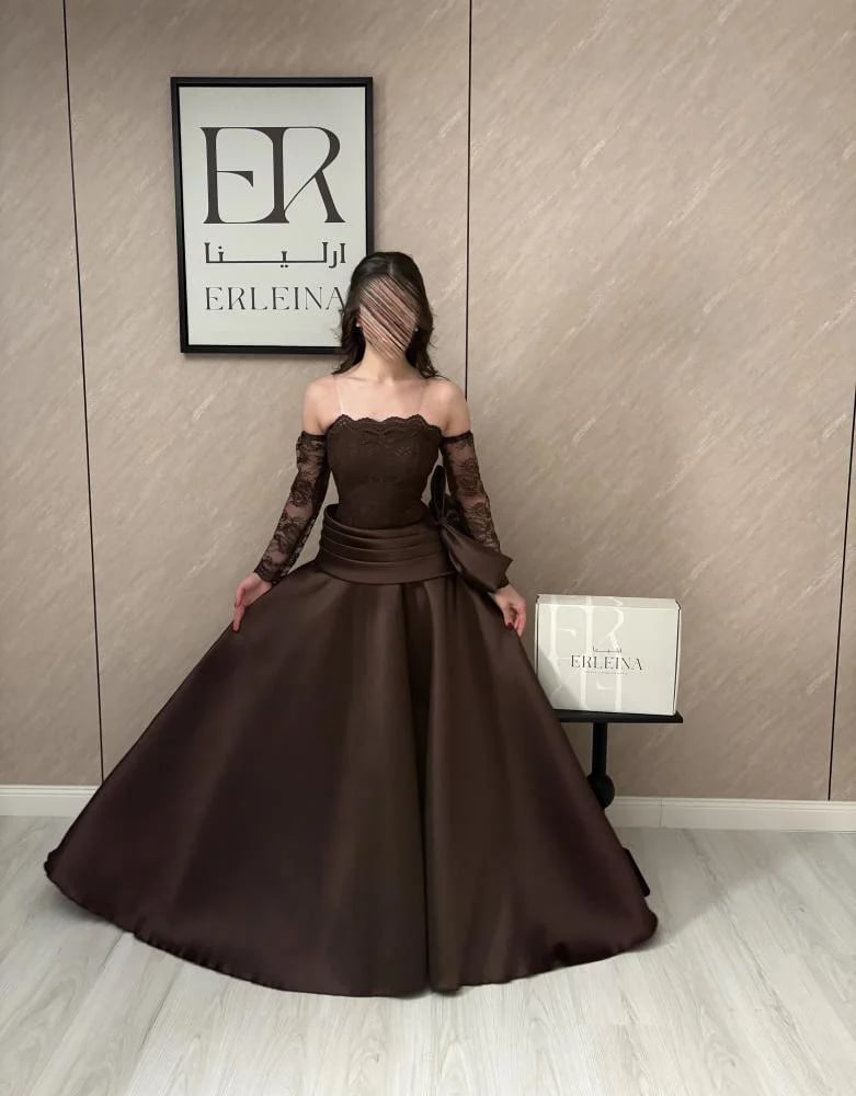 أرلينا تقدم فساتين سهرة طويلة بنية بتصميم أنثوي للنساء