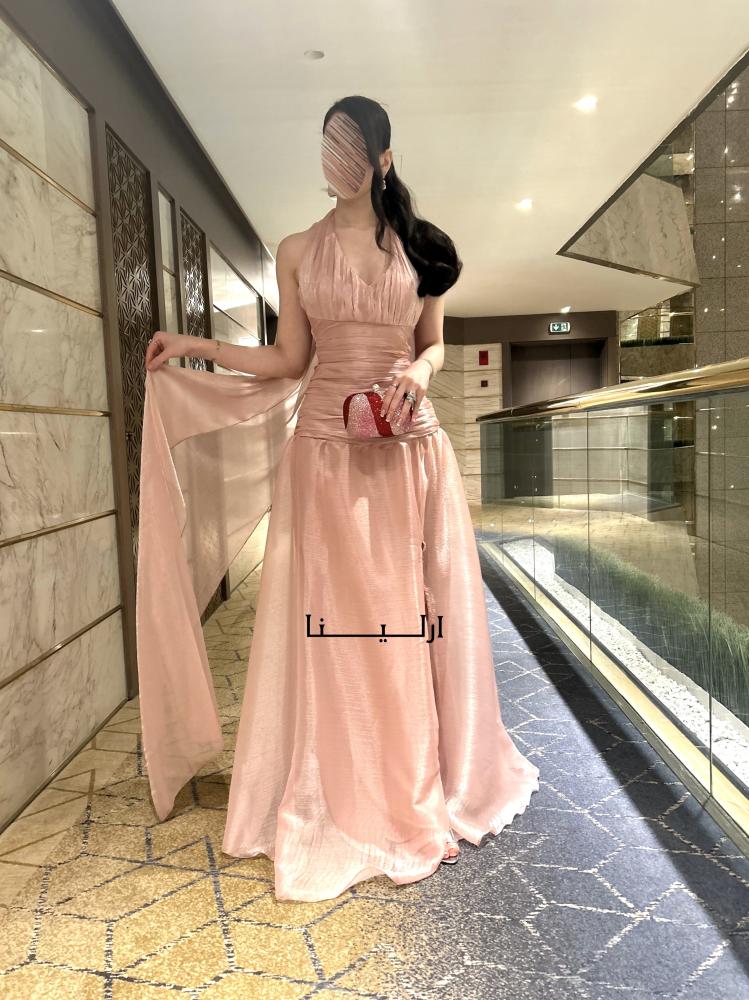 فستان وردي طويل بتصميم كرنكل جذاب.