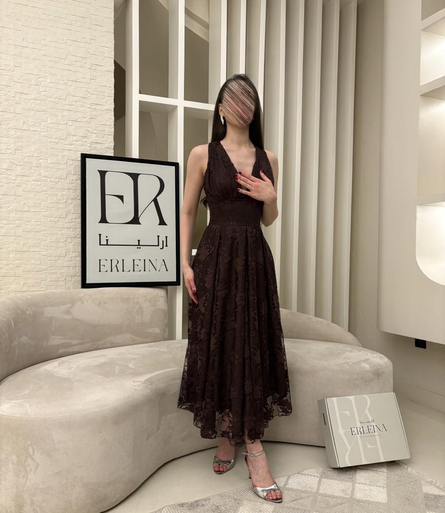 فساتين بني دانتيل بتصميم انثوي يناسب المناسبات