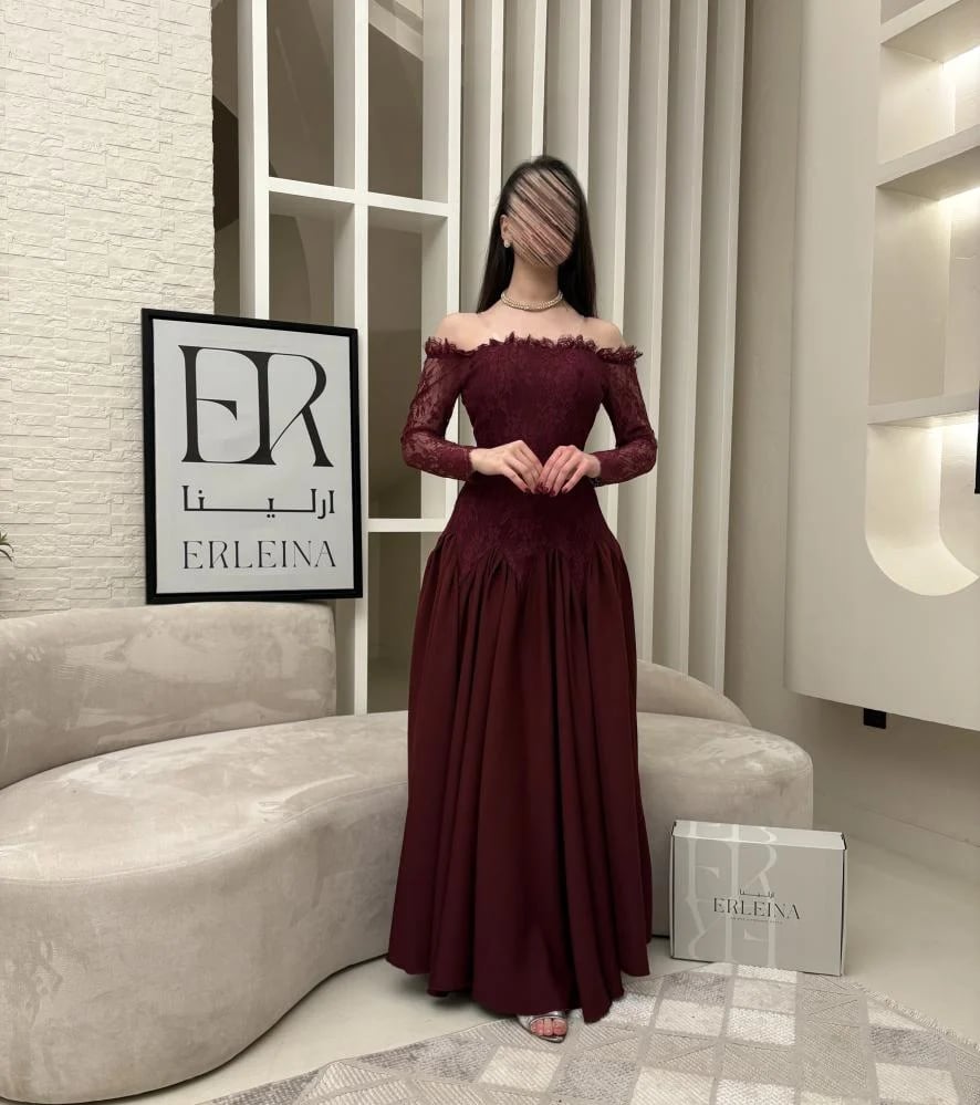 فستان عودي طويل يمنح اطلالة ملكية وانثوية