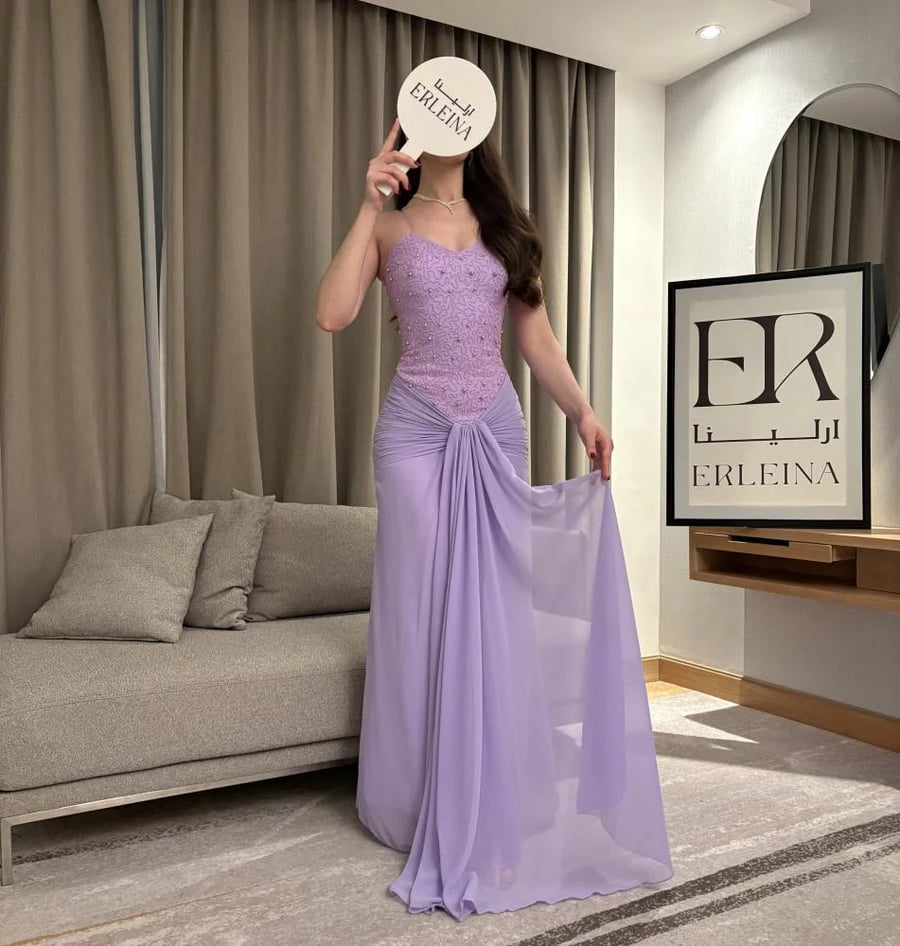 فستان موف فاتح راقي بتصميم ناعم يناسب السهرات والمناسبات