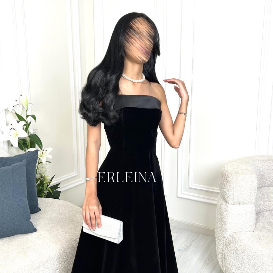 فستان اسود فخم من الشمواه والجوخ بطابع ملكي