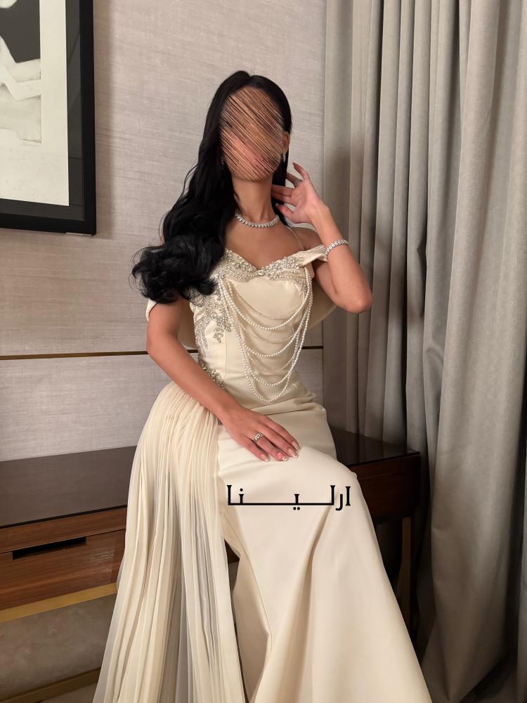 فستان لون بيج بتصميم فاخر يظهر بلمسات فنية تضيف طابعا راقيا ومميزا للس