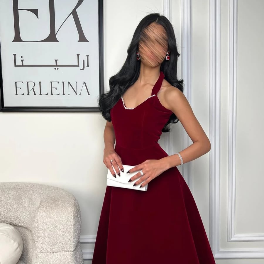 فستان مخمل عودي طويل يمنحك حضورا راقيا