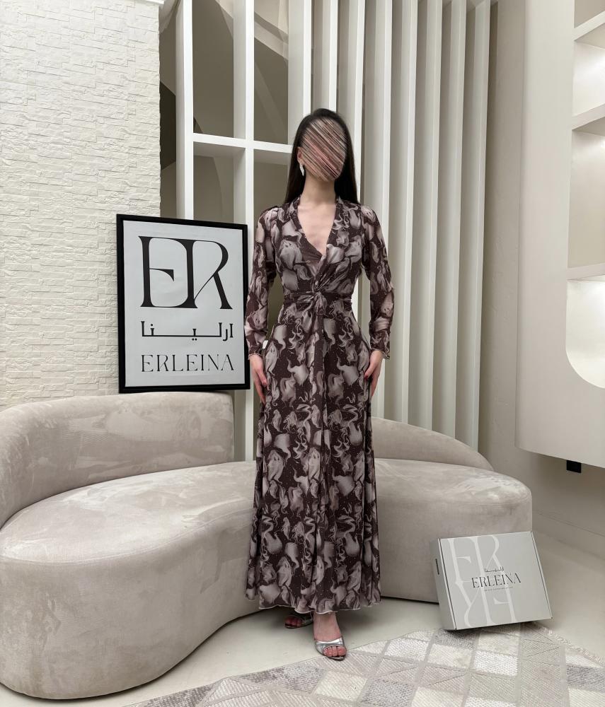 فساتين سهرة بني بتصميم طويل وانسياب جذاب
