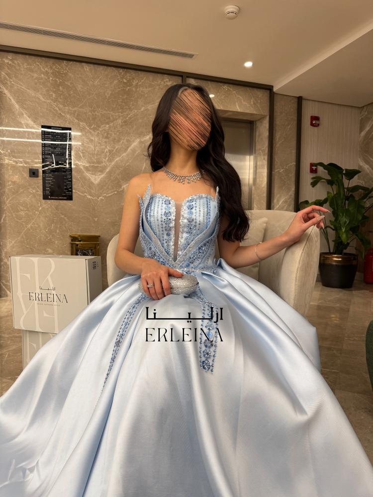 تصميم أنثوي حالم يجعله ضمن اجمل فساتين لون سماوي في مجموعتنا فخم