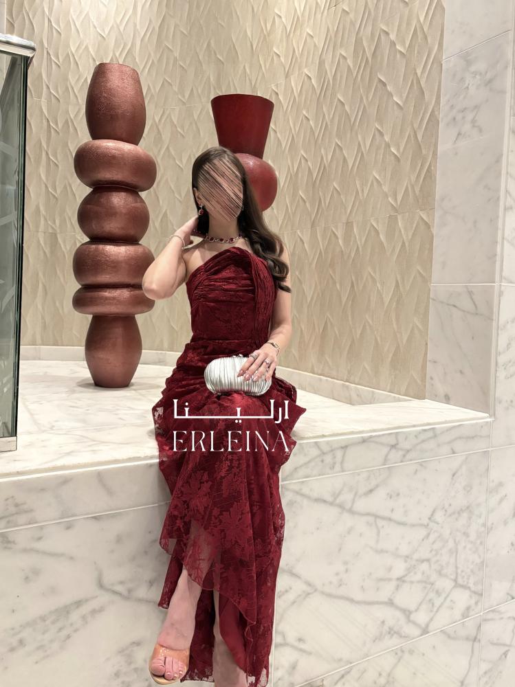 فستان عودي قصير بتصميم ناعم ولمسة فخامة