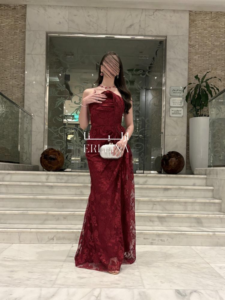 فستان عودي طويل بدانتيل فاخر بتصميم سهرة أنثوي