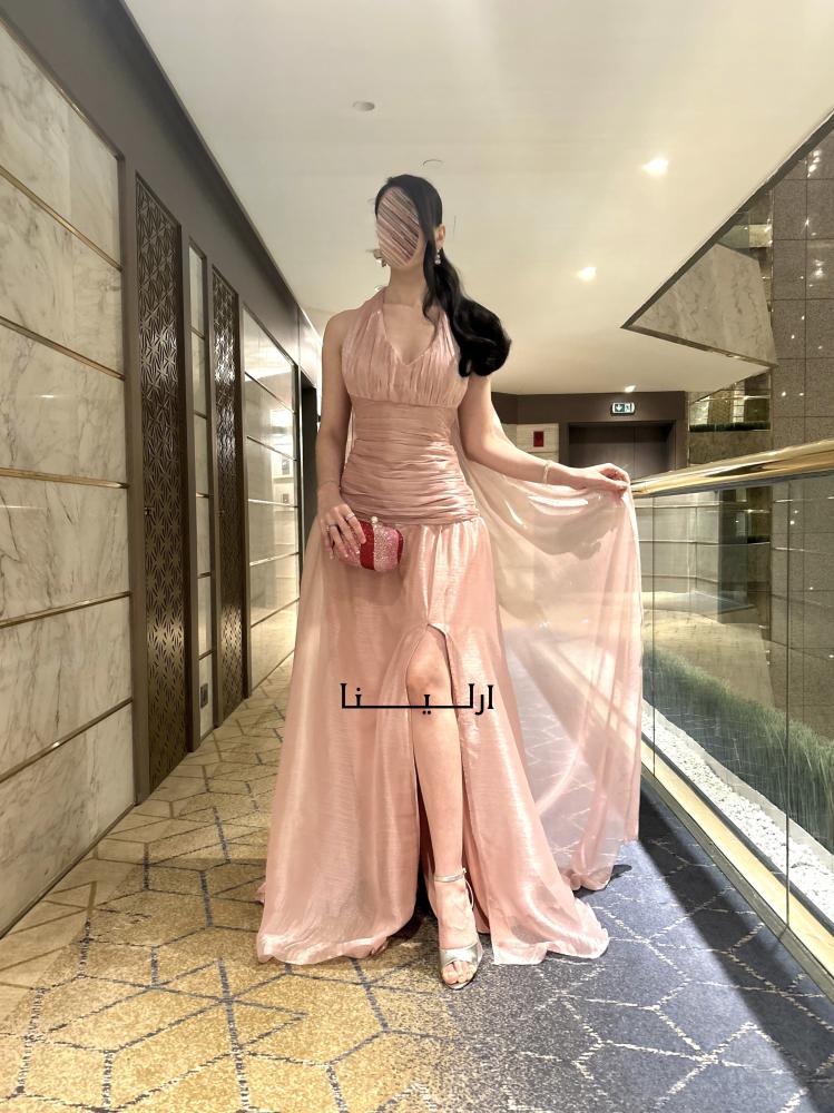 صورة فستان سهرة وردي ناعم للمناسبات.