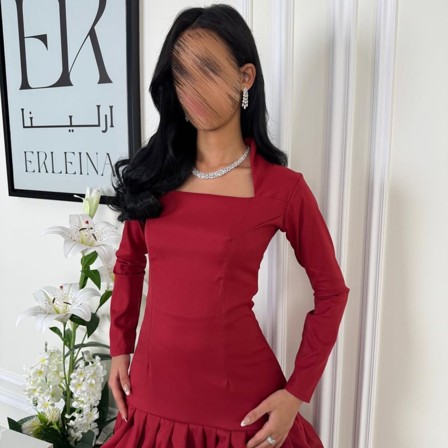 فستان عودي قصير بأكمام طويلة بتصميم أنثوي راقي من ارلينا