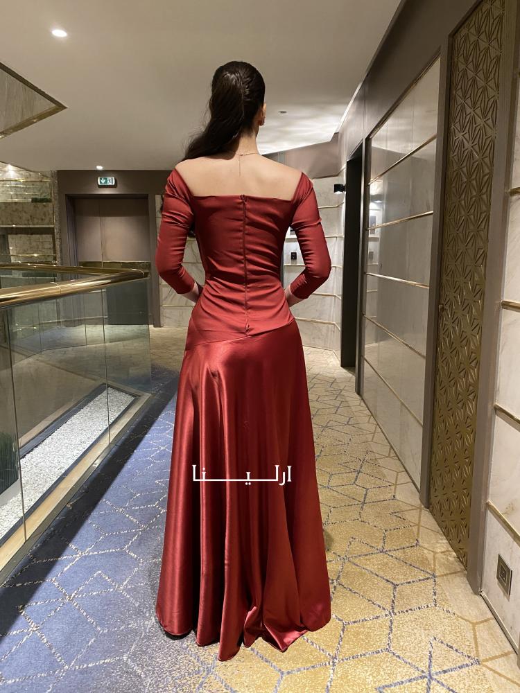 فستان مخمل عودي تفته باكمام طويلة لطلة انثوية مثالية