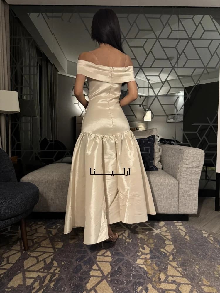 فساتين لون بيج تظهر بإطلالات ناعمة مناسبة للسهرات وتعكس جمال اللون الك