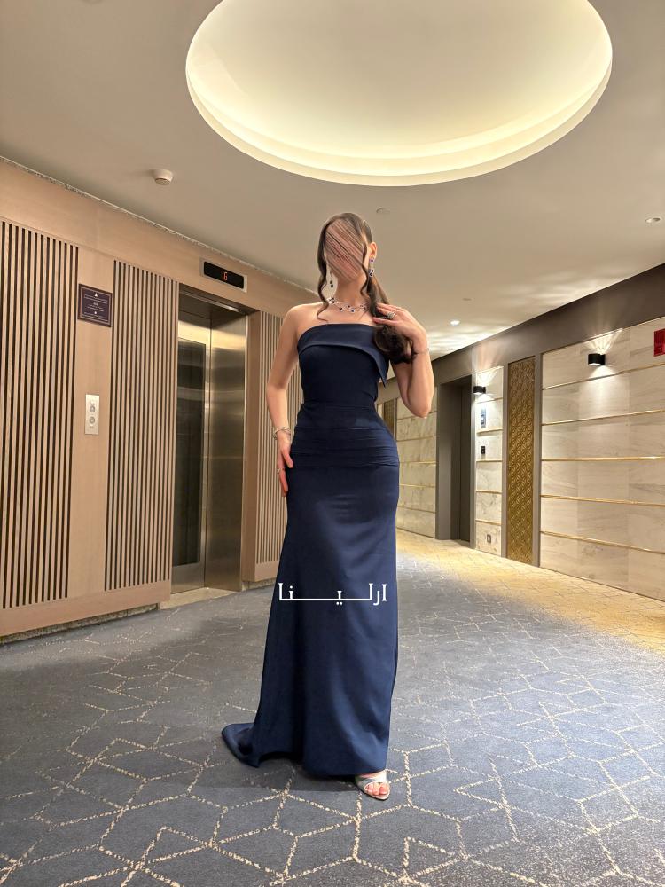 فستان دلال كحلي طويل بتصميم انيق.