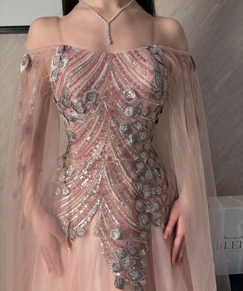 اجمل فساتين سهرة نسائية بلون وردي فاتح حالم وراقي