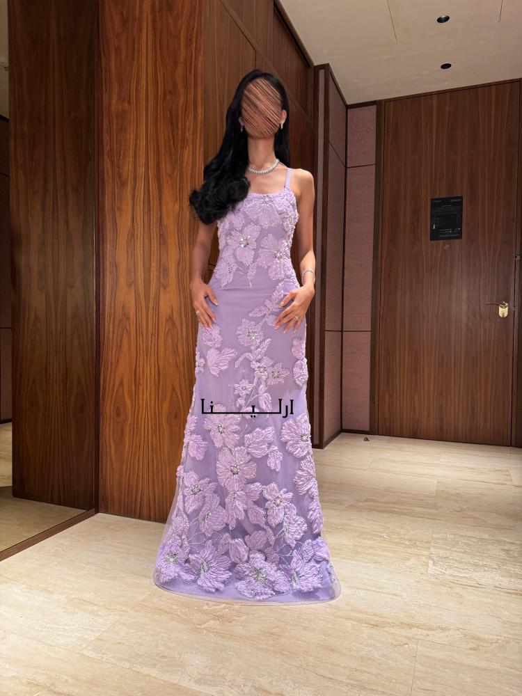 فستان سهرة موف بتصميم تاشا وتطريز فاخر يظهر بإطلالة راقية تناسب المناس