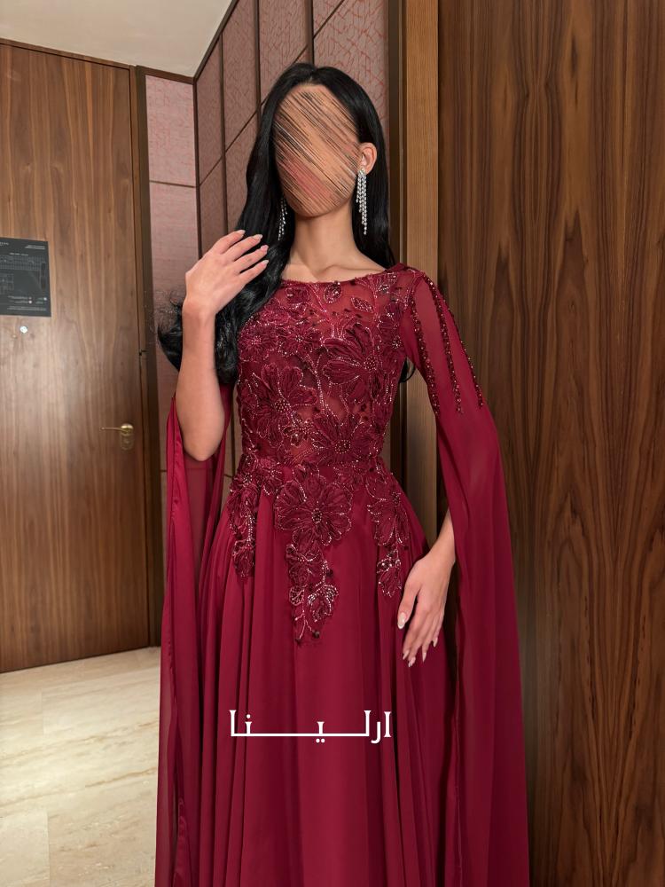 فستان عودي قطيفه يضفي لمسة فاخرة على السهرة بتصميم راق يعزز جمال اللون